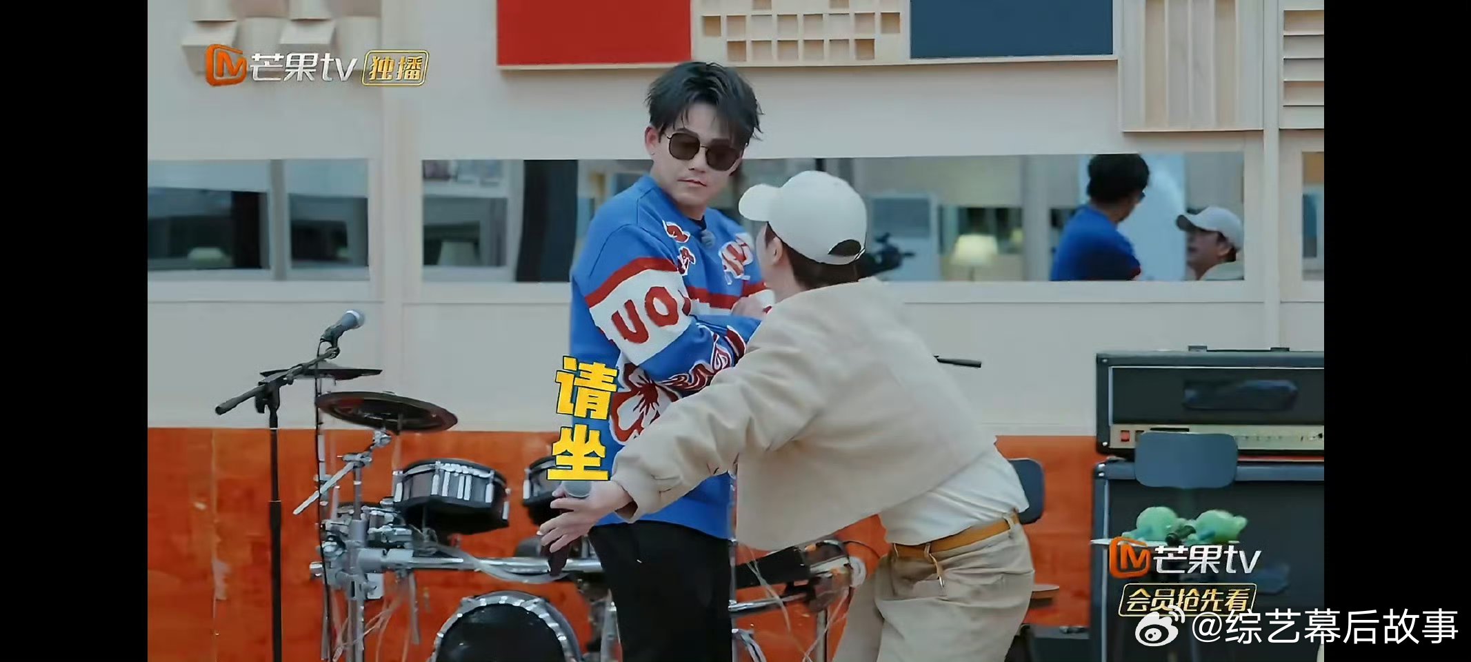 马年顶流舞台！王栎鑫董事长塑普rap燃炸 王栎鑫用rap点燃元宵氛围，祝大家马到