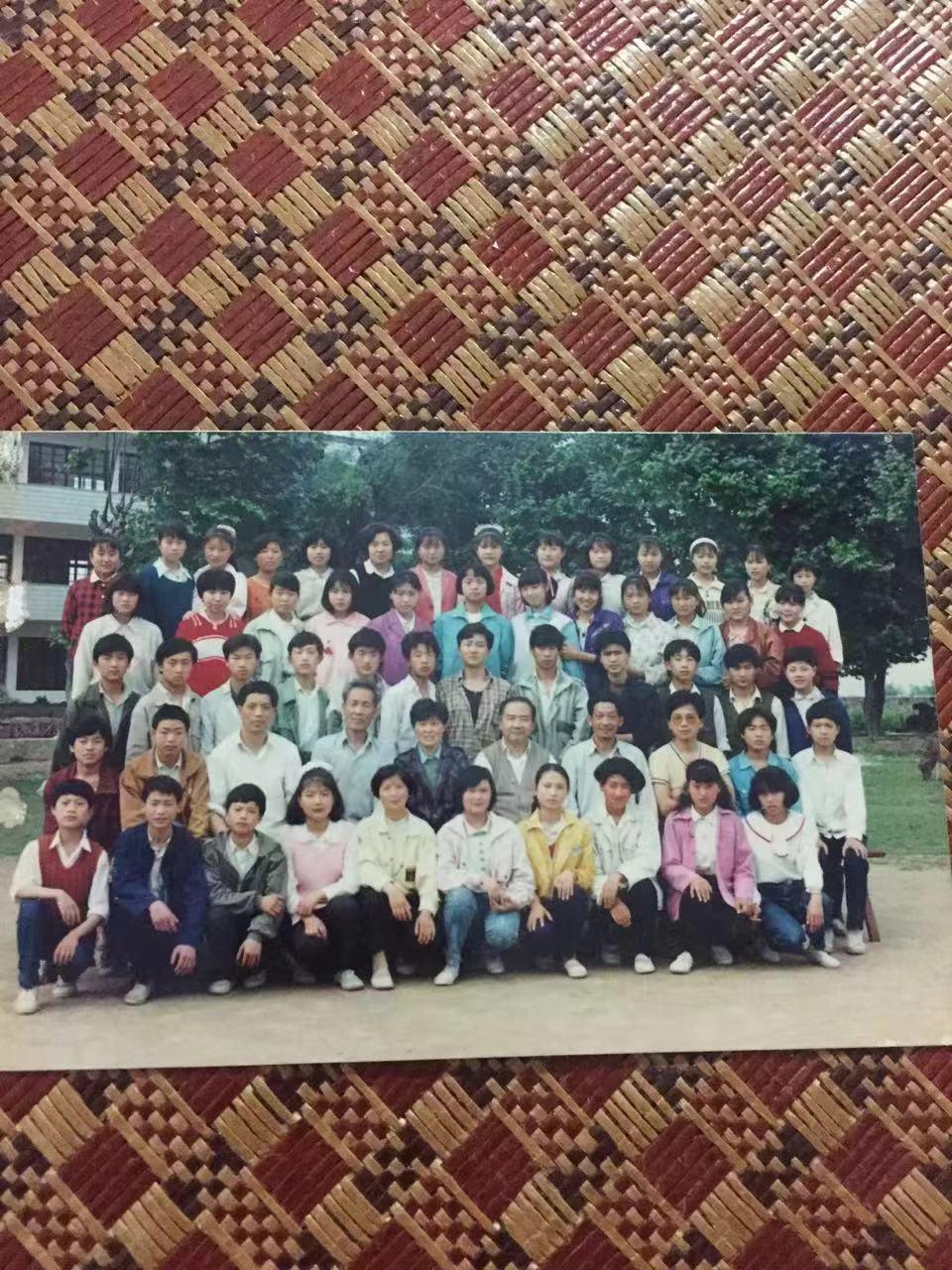 翻出高中毕业合照，仿佛一下回到那个滚烫夏天。照片里，教学楼前，湛蓝天空下，一群穿