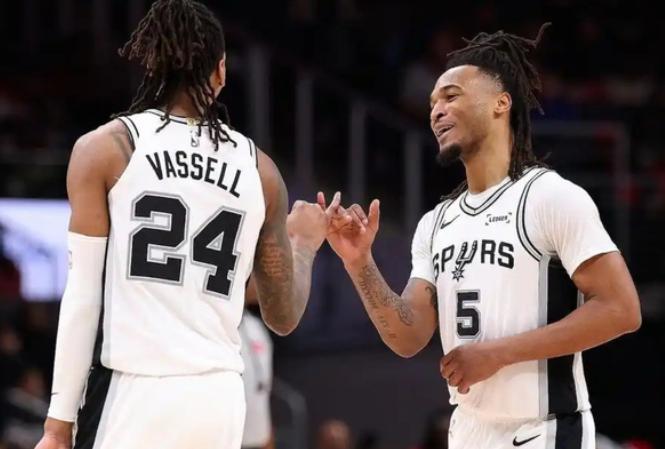 NBA西部决赛，马刺对阵雷霆的第四场比赛，出现了奇葩的一幕。比赛一开始，文班上来