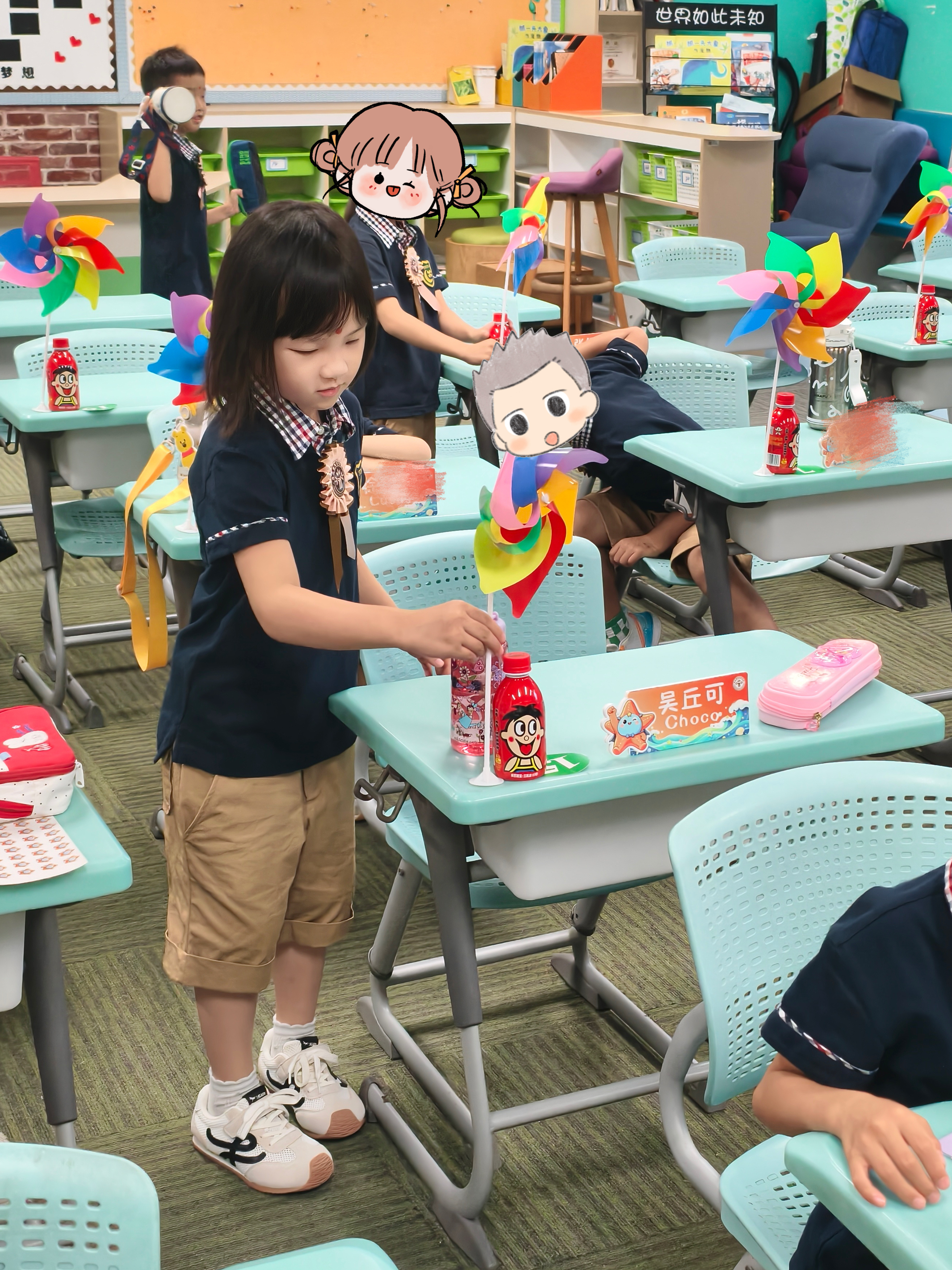 小学丘的“第一整天”本来往届都发书包的，结果说今年不发了 阿丘就背上了她的粉色书