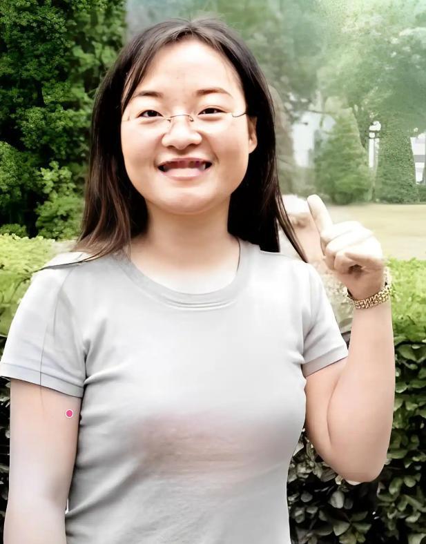 1999年，张艺谋捧红了农村女孩魏敏芝。拍完戏后，魏敏芝想进演艺圈，没想到张艺谋