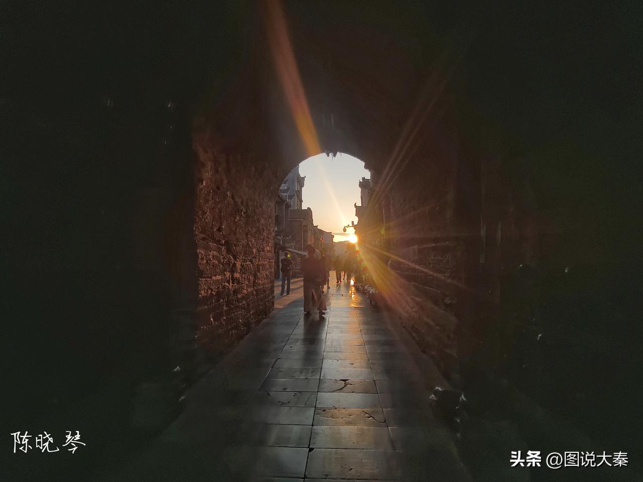 今天傍晚去了石泉老街东大街，那晚霞美得绝了。
石泉老街保留着明清建筑风貌，青砖灰