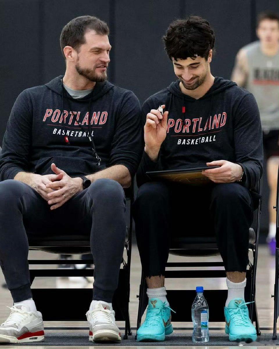 今天上午11点，在五星体育电视直播开拓者VS灰熊。两支球队分别排在西部的第10和