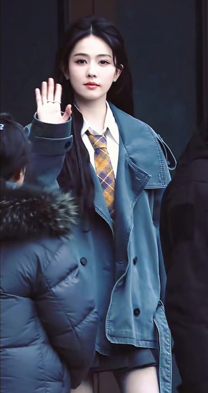 白鹿新综录制白鹿《宇宙闪烁请注意》录制路透🈶 今天是学院风的漂亮学姐