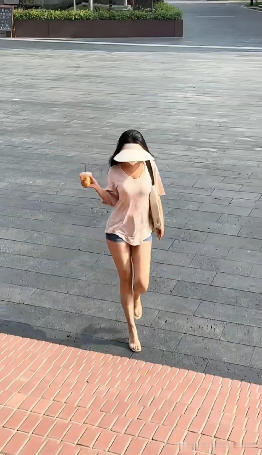 蹦蹦跳跳真可爱[偷笑]