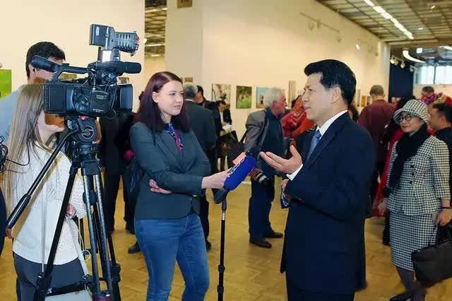 现在总有一种奇怪的论调：中国的强大反常，中国本该比现在更穷困、更落后、更弱小才对