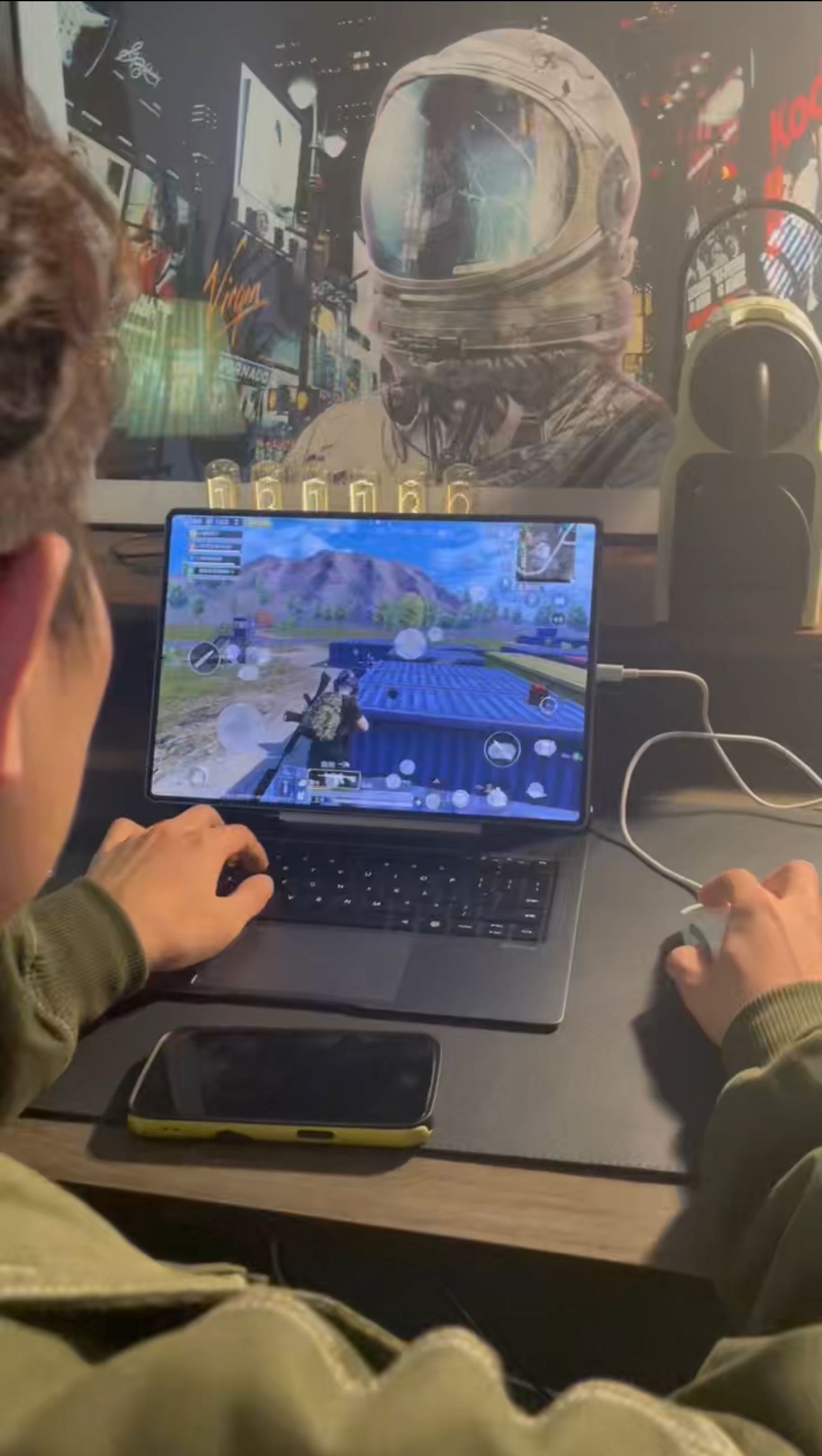 华为MatePad Edge那块柔光大屏，对喜欢长时间吃鸡的人太友好了。传统高亮