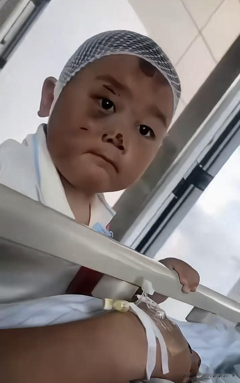 令人泪目的一幕：衢州一位三岁小男孩和妈妈骑车外出时不幸遭遇车祸，妈妈出于本能用身