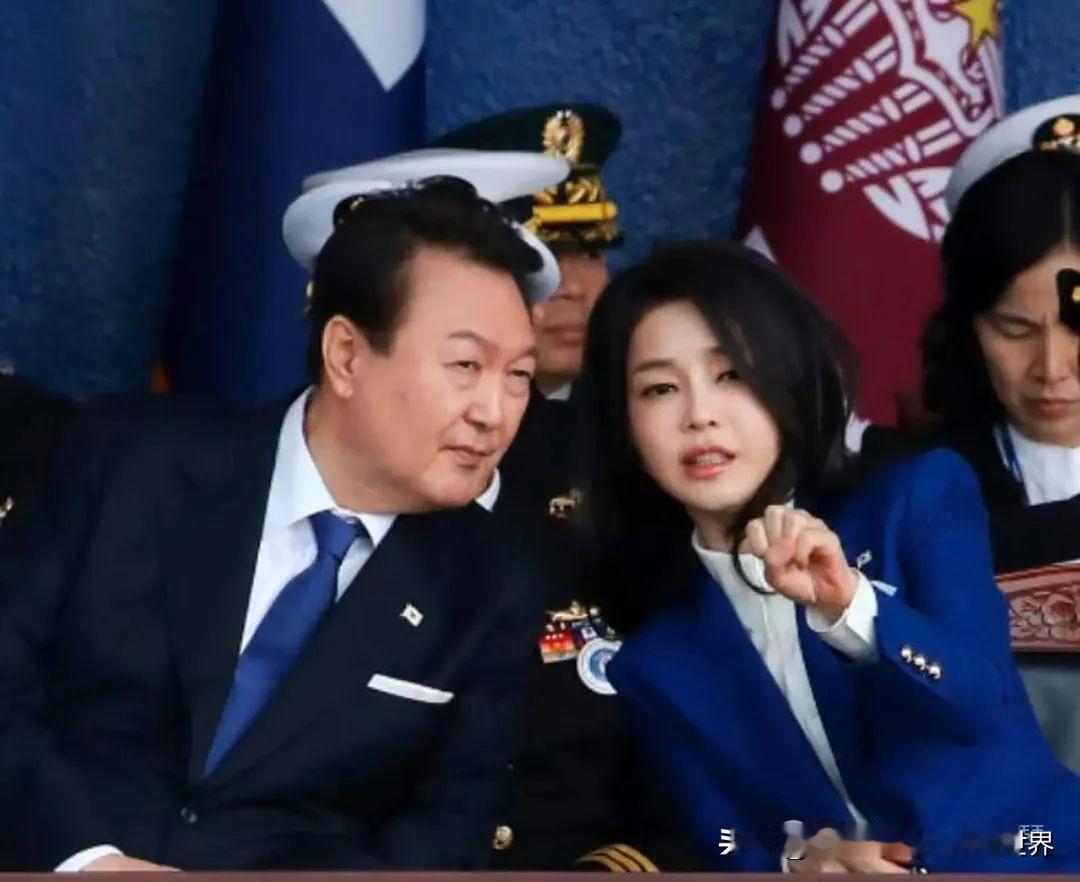 李在明上任2个月，给韩国创造了一个历史，前总统夫妇首次一起遭到羁押。等待这对夫妇