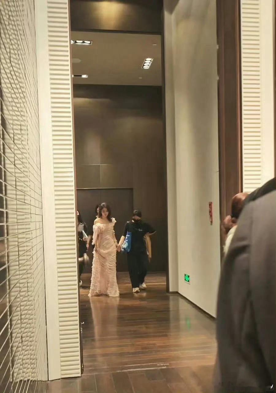 #赵丽颖粉色单肩纱裙# 啊啊啊啊啊啊，颖宝美的很突出[哇]粉色单肩纱裙温柔优雅，