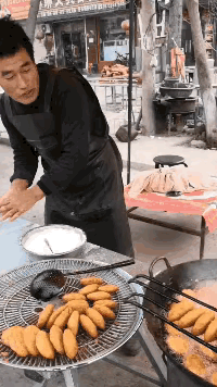 威震江湖铁沙掌的掌门人转行卖油炸饼了！在滚烫的油锅里，不用夹子，双手把炸好的高温