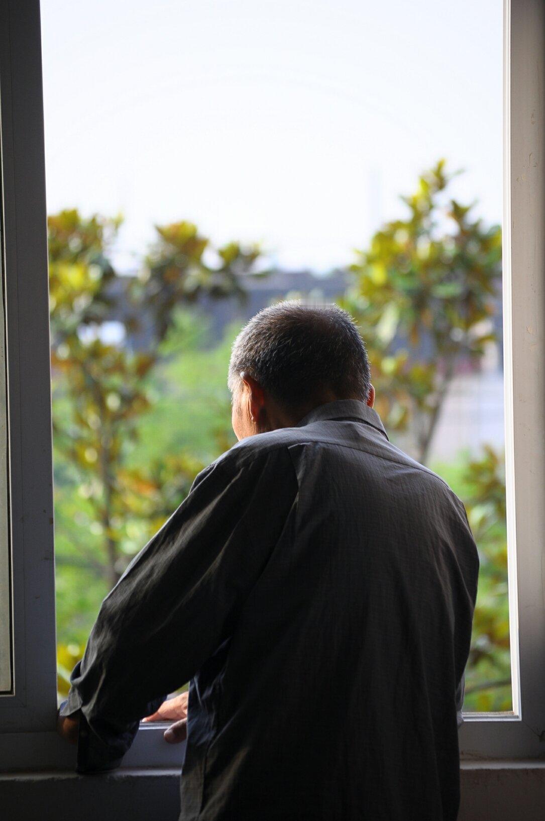 只要退休了，如果是一个人生活，没有老婆的情况下。亲属朋友没有一个人联系，能过上五
