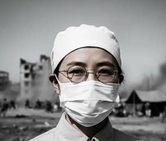 1943年，日军请来一位女医生前往监狱实施手术，女医生一眼认出，眼前的囚犯竟然是