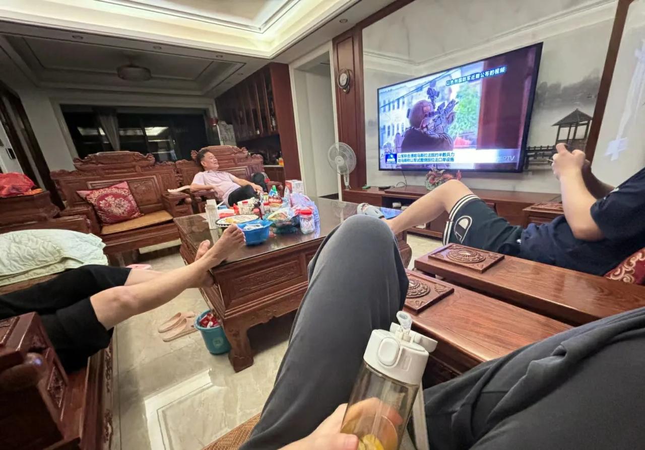 有父母帮衬先攒钱，没有父母帮衬先顾好眼前，别人一家挣钱养小孩,你家一个人挣钱养全