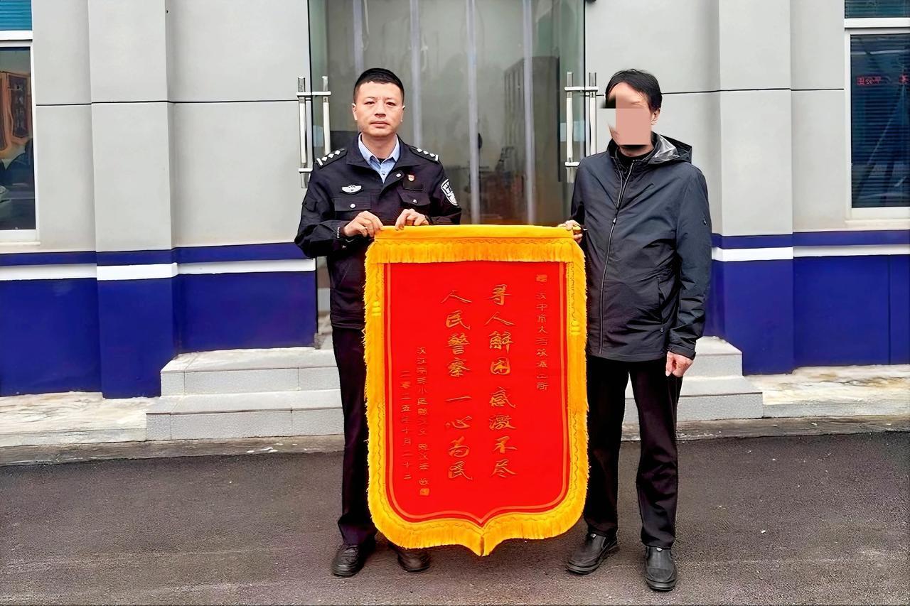 汉中大河坎派出所找回走失老人获赞誉
就在这紧要关头，大河坎派出所的民警迅速行动起