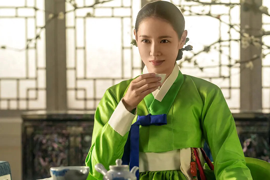 孙艺珍、池昌旭、林珍娜主演的Netflix新剧《丑闻》将于9月18日上线。改编自