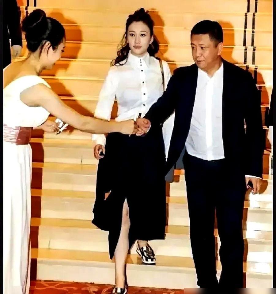 50岁在机场被认成她女儿，她掏出块26块钱的香皂说就靠这个。
李小冉把蜂胶皂往化