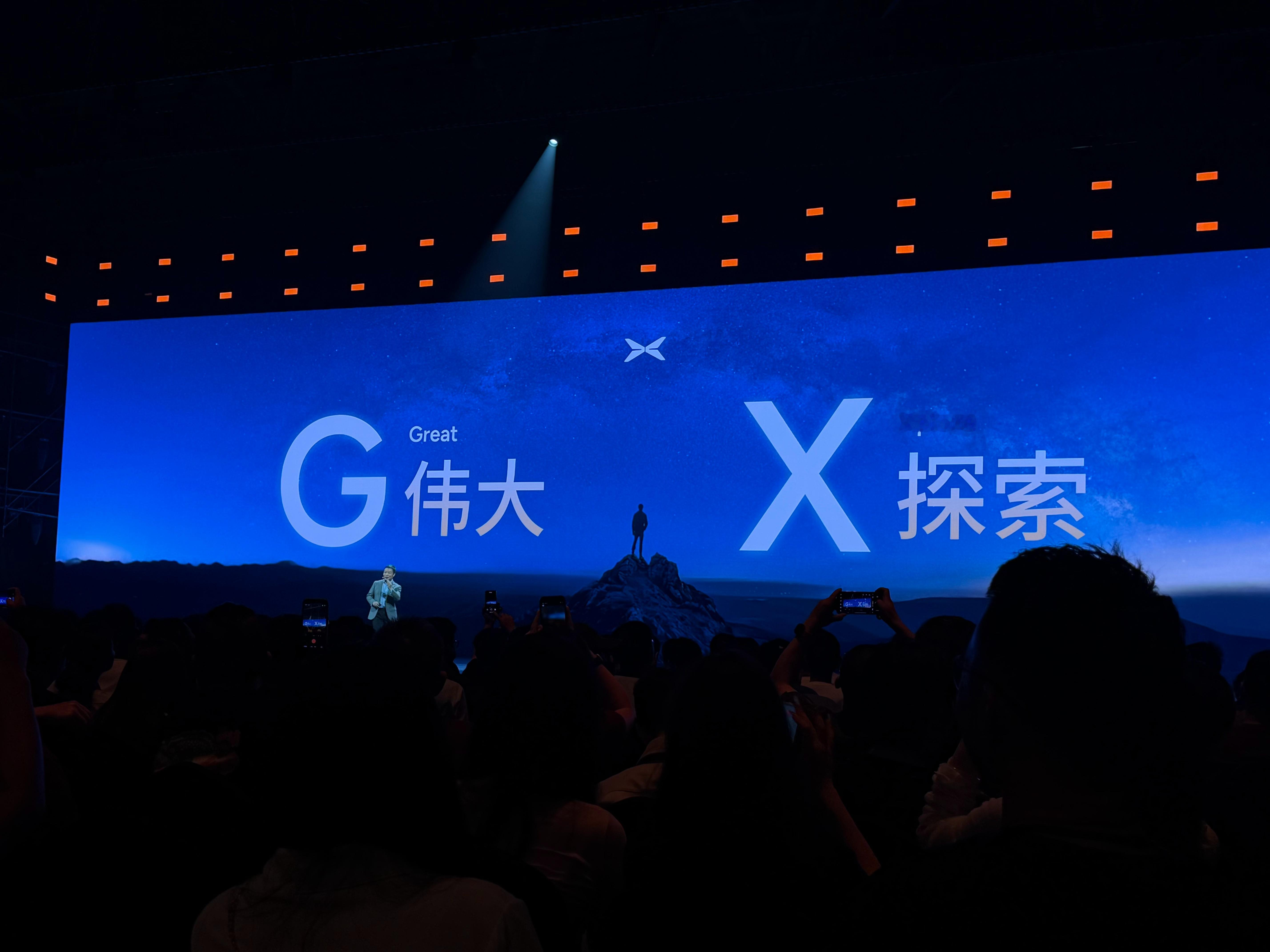 何小鹏沉浸式体验gx百万级气场 何小鹏说：—— 今天是小鹏向上。何小鹏表示，这也