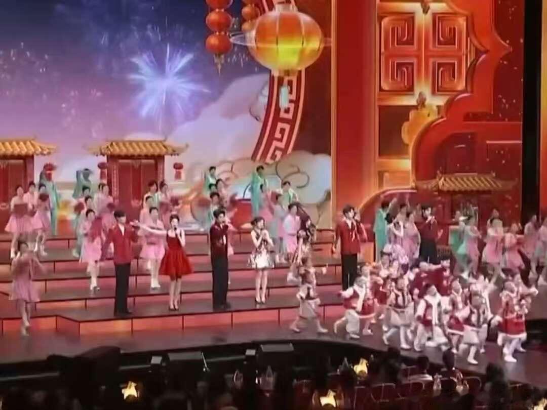 八人春晚从左到右：毕雯珺 王玉雯 丁禹兮 李兰迪 白鹿 李昀锐 田曦薇 宋威龙 