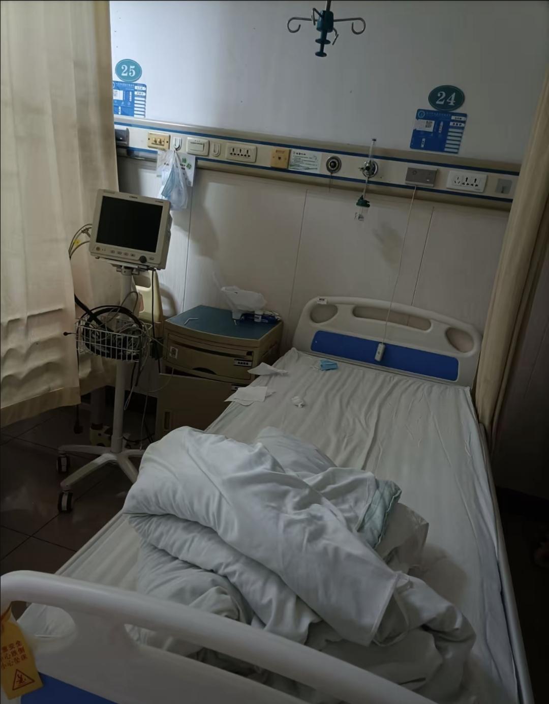 血氧掉到40%，她开口说回家，医生笔尖停在签字栏。
监护仪滴滴响，心率忽高忽低，