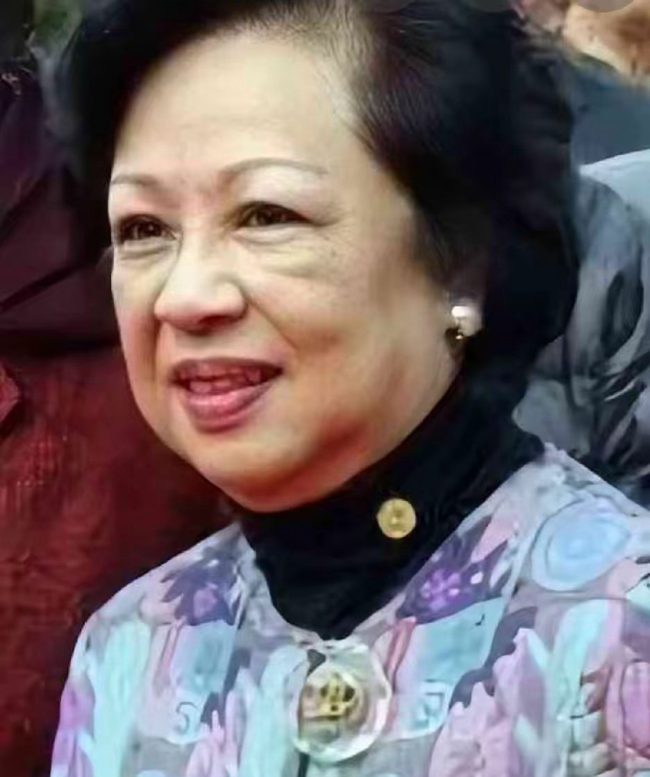 董建华夫人董赵洪娉，原籍广东江门，曾赴英国修读护理专业，1961年与董建华成婚，