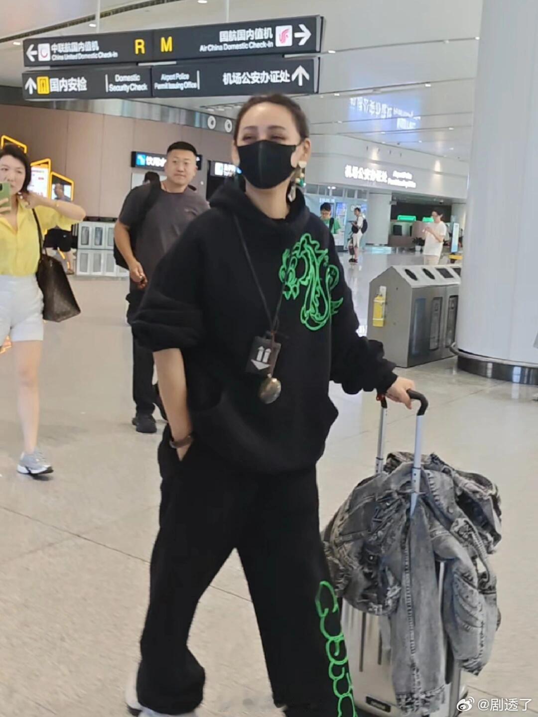 柯淳说了什么宁静笑得好魔性 一路繁花团呼伦贝尔博物馆之行亮点满满！何赛飞风中造型