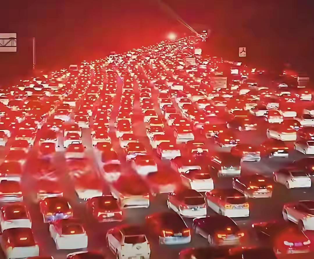 谁能想到，本以为完美避开高峰的返程计划，最后还是栽在了高速上。大家都算准了初五晚