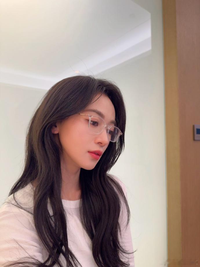 吴谨言戴眼镜了吴谨言戴眼镜了，好有感觉，姐姐给我上课吧吴谨言戴眼镜好有感觉