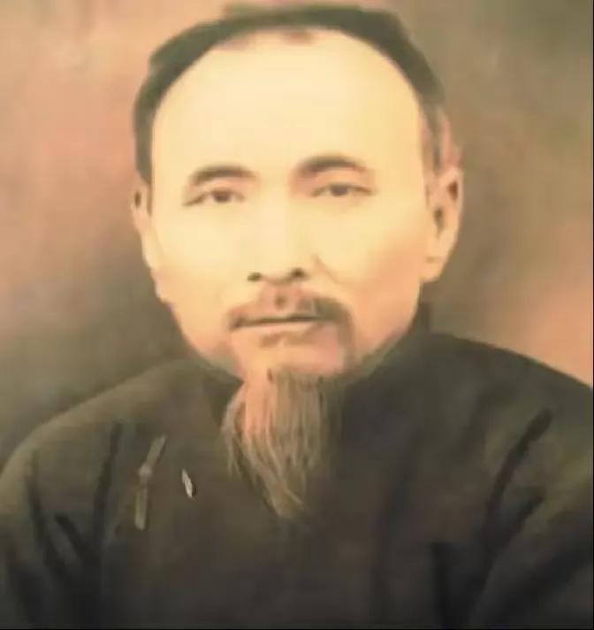 1935年，孙中山前保镖，66岁的杜心五被日军囚禁，行刑前夜，他竟用两根鸡骨撬开