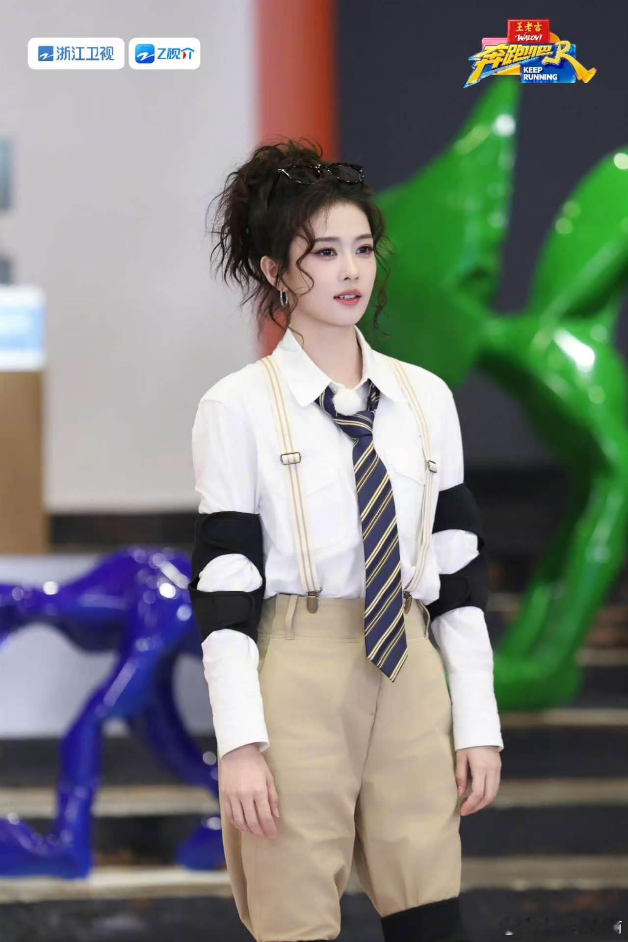 跑男这期大家都很拼李晨白鹿默契李晨扛着白鹿踩指压板 李晨扛白鹿完成指压板任务的画