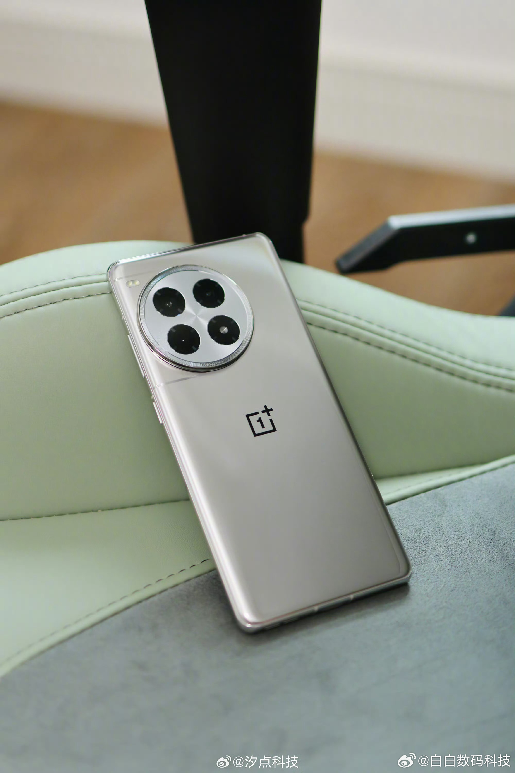 经典机型回顾，「一加Ace3 Pro钛空镜银」，整机质感非常强，镜面的背板，圆润