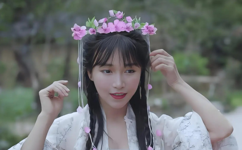 #李子柒回归#李子柒在经历了长达三年的停更后，终于发布了新的视频，引发了广泛关注