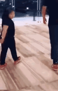 父女二人去做亲子鉴定，工作人员直接劝返！走路姿态如同复制粘贴 

基因强大 亲子