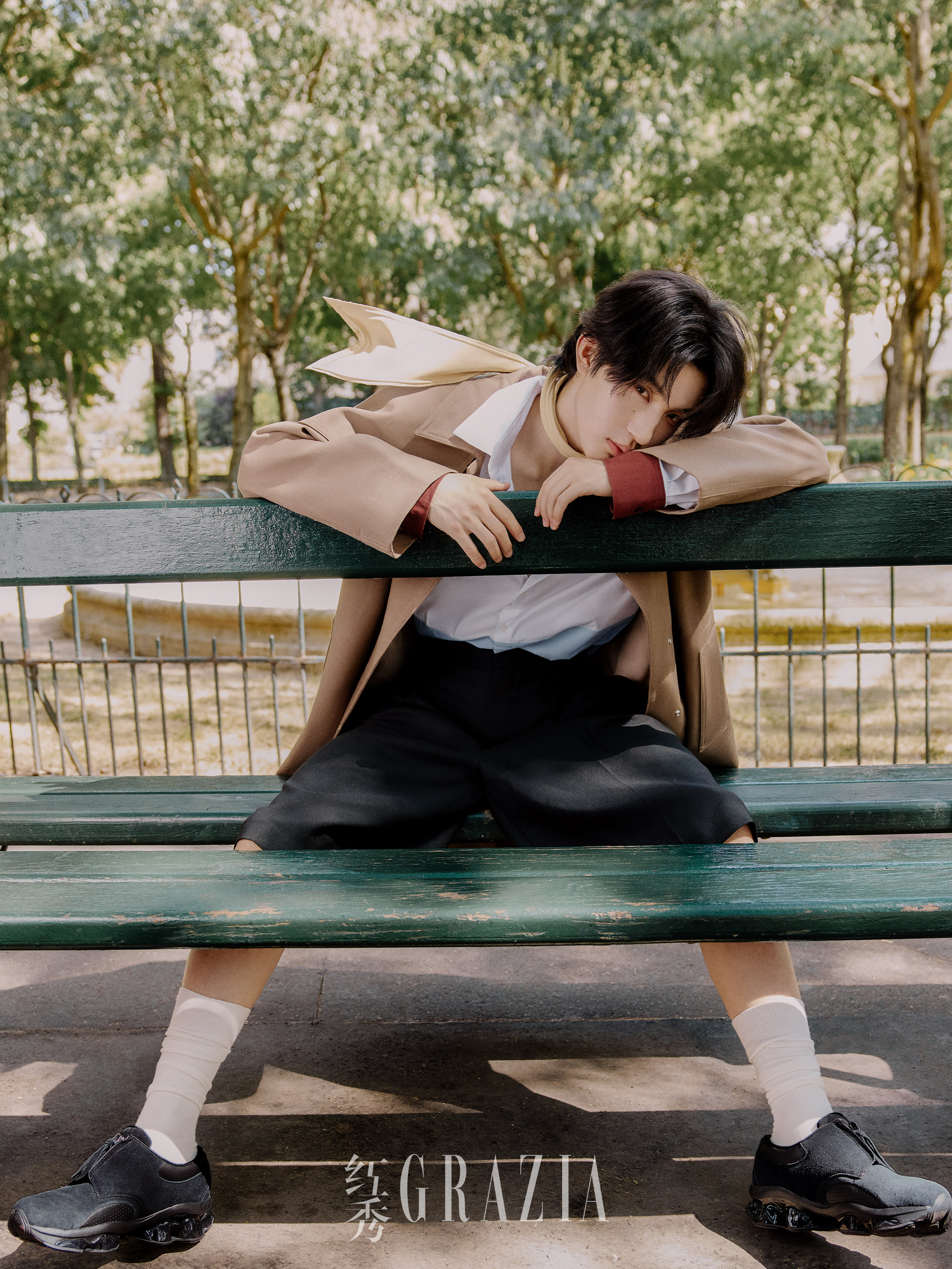 演员张翅登上《红秀GRAZIA+》2026年7月8日刊封面，在本季巴黎男装周受邀