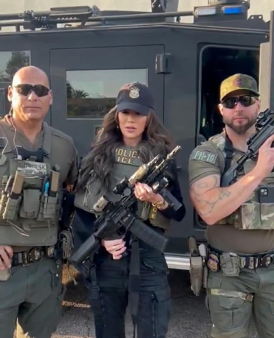 在特朗普强调其不会开除诺姆，诺姆也不会辞职后，这位美国国土安全部部长跑到ICE“