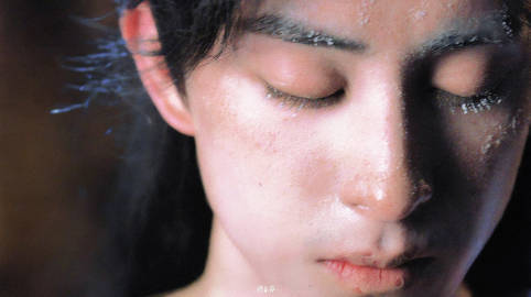 敖瑞鹏怼脸镜头好权威 看到敖瑞鹏在《朝雪录》里泡热水的镜头，雪花在他头发上还没化