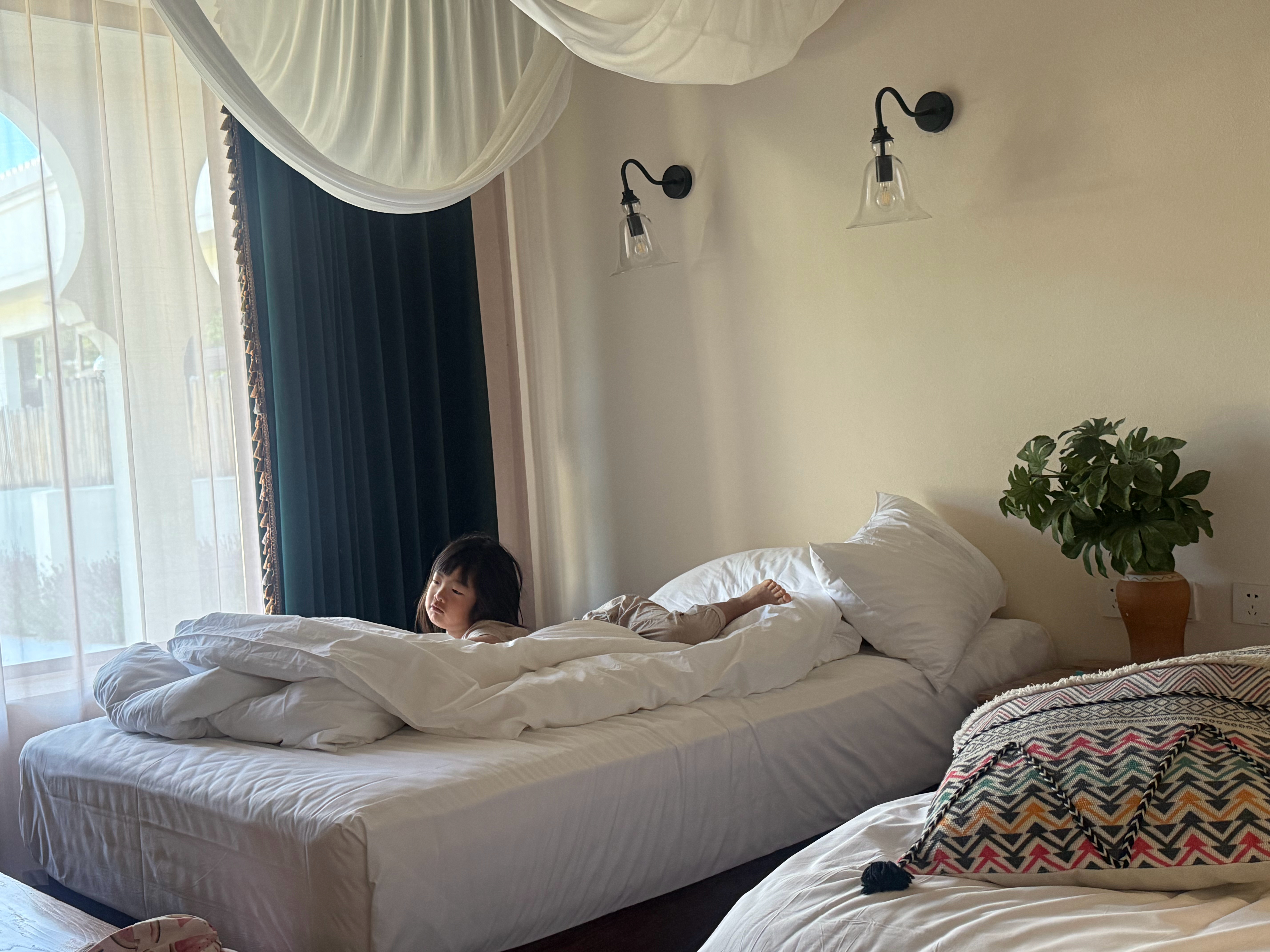 都快十点了她还在发起床气也不怪她昨晚12点才睡…热带一家人去新疆