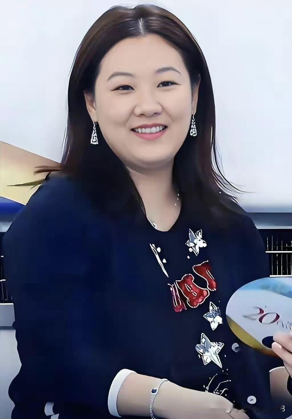 年龄相差几岁，但伏敏霞年龄大了之后看着很有福相，越看越温和，有女人味，比陈慧珊有