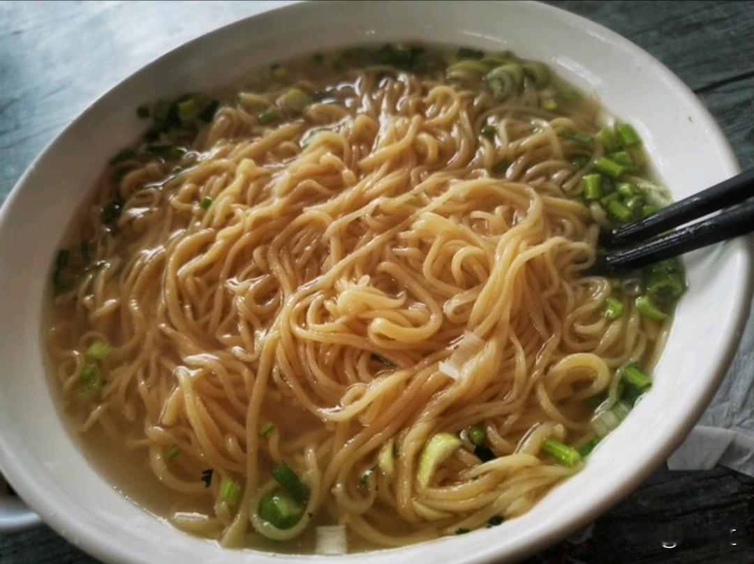 团圆饭桌上鸡鸭鱼肉堆成山，转身回屋就只剩一碗清汤面配咸菜——这哪是节俭，分明是把