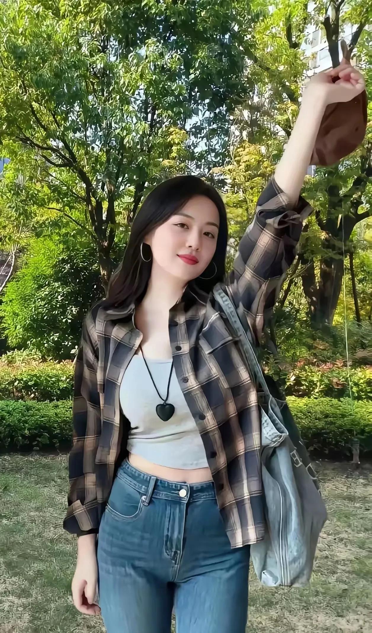 走进这片绿意盎然的田野，仿佛置身于一幅生动的画卷。 前方的草地和灌木丛，宛如自然