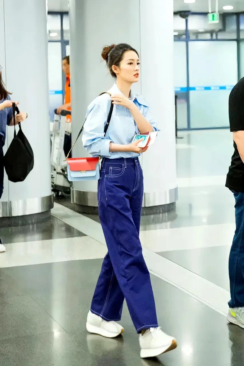 衬衫➕牛仔裤，真的是有一种干净澄澈的美！
李沁穿浅蓝色衬衫，配一条深蓝色高腰直筒