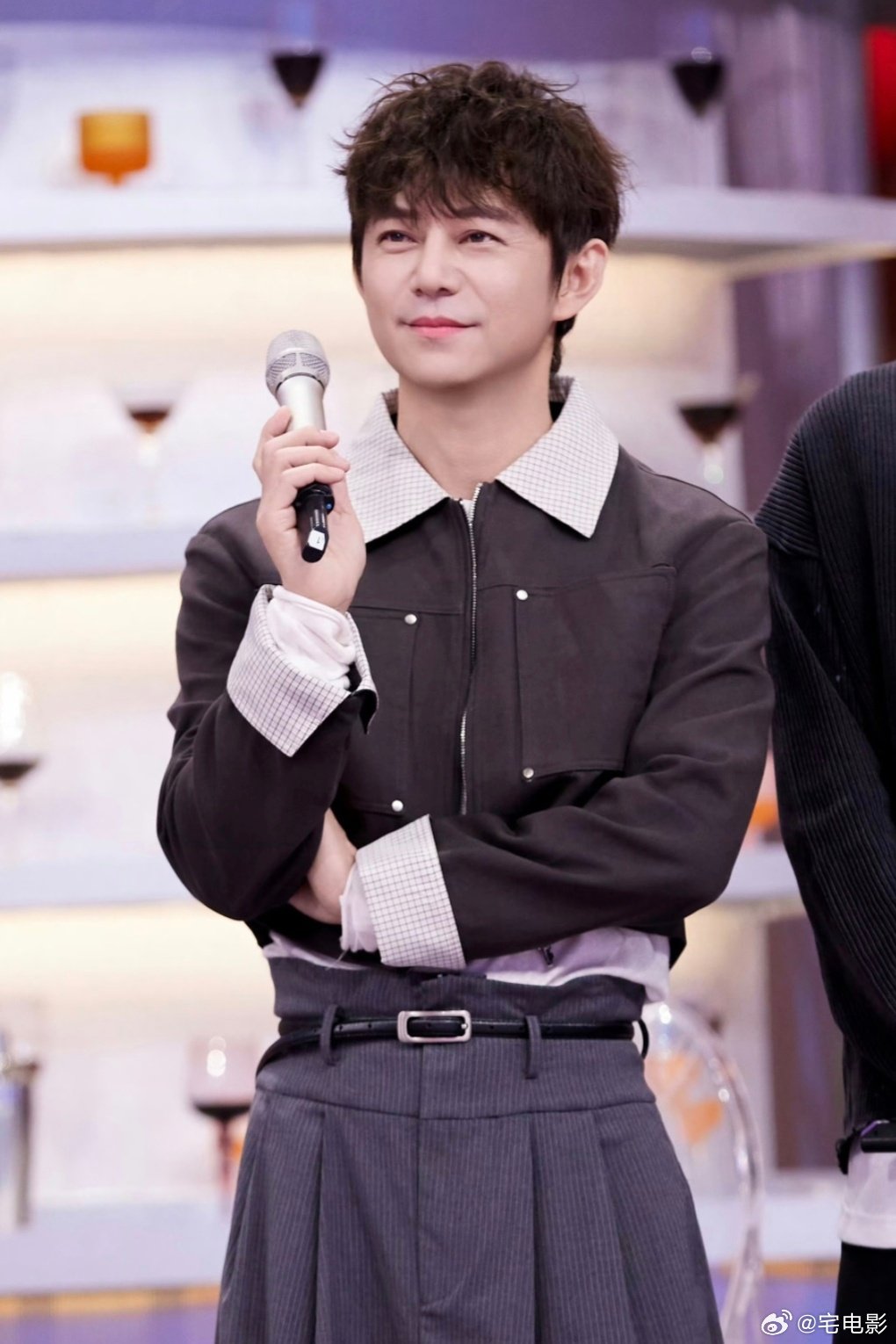 被何老师的情话钓成翘嘴了笑不活了，何老师这张嘴真的自带情话 buff，闫妮姐直接