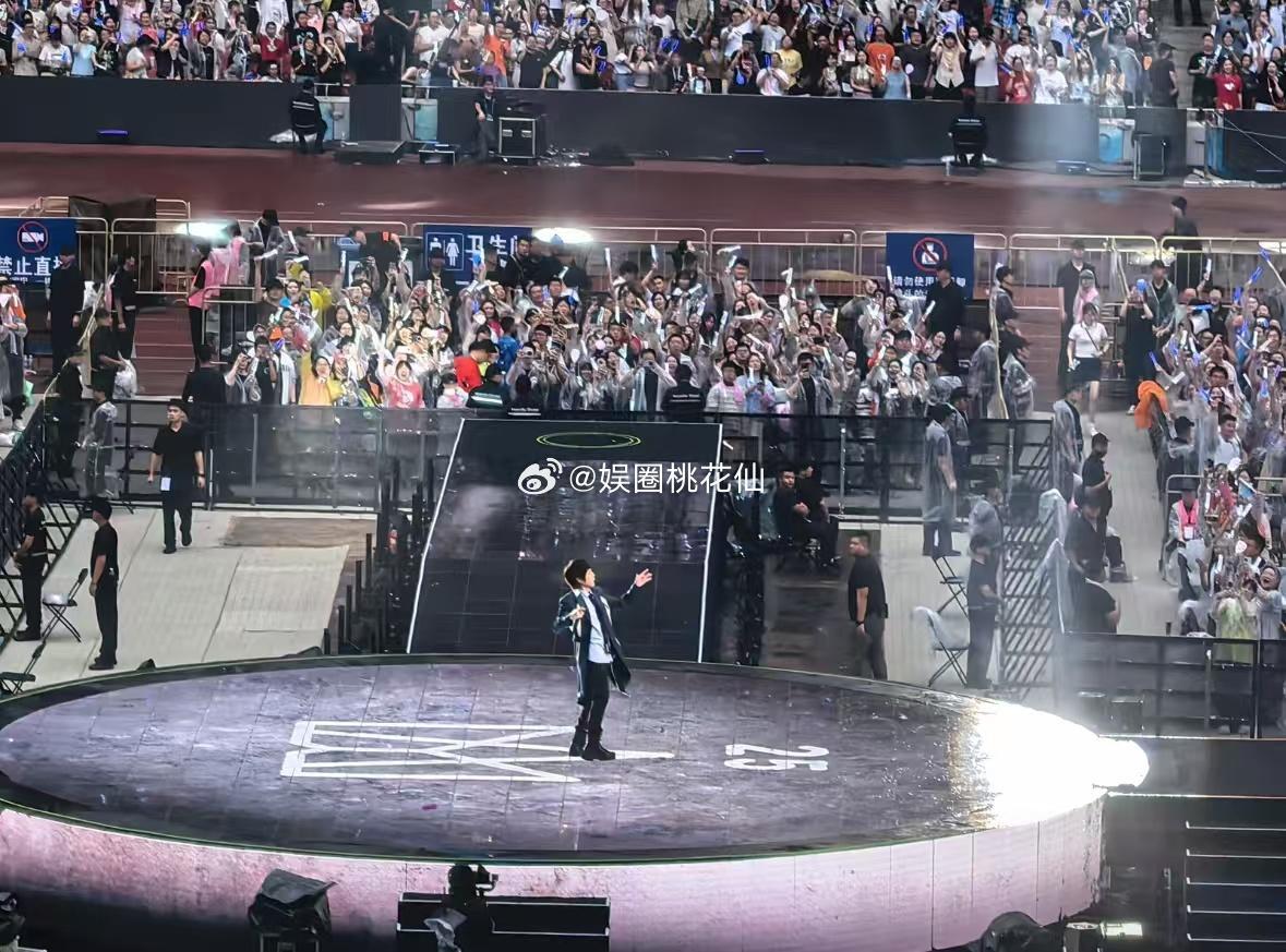 演唱会散场三件套哑累饿演唱会结束，嗓子哑腿跑酸，肚子饿得前胸贴后背。本想随便吃点