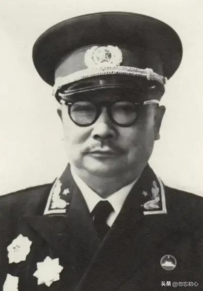 1955年授衔：被众人低估的李克农，靠实力打破评级偏见
 
1955年，在授衔仪