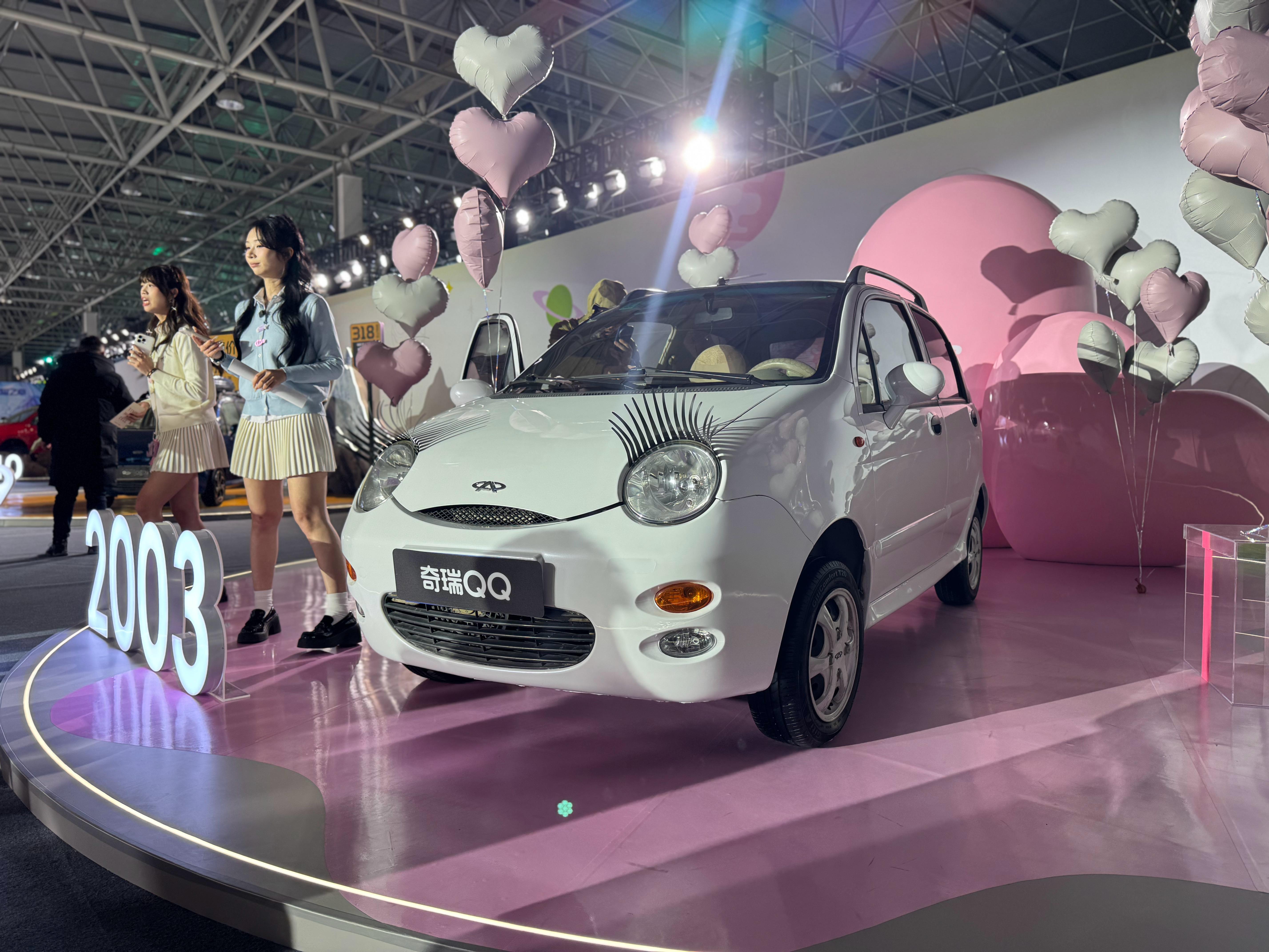 奇瑞QQ 这个眼睫毛，当时真的特流行，现在都还记得那会儿好多车主，自己买来就贴一