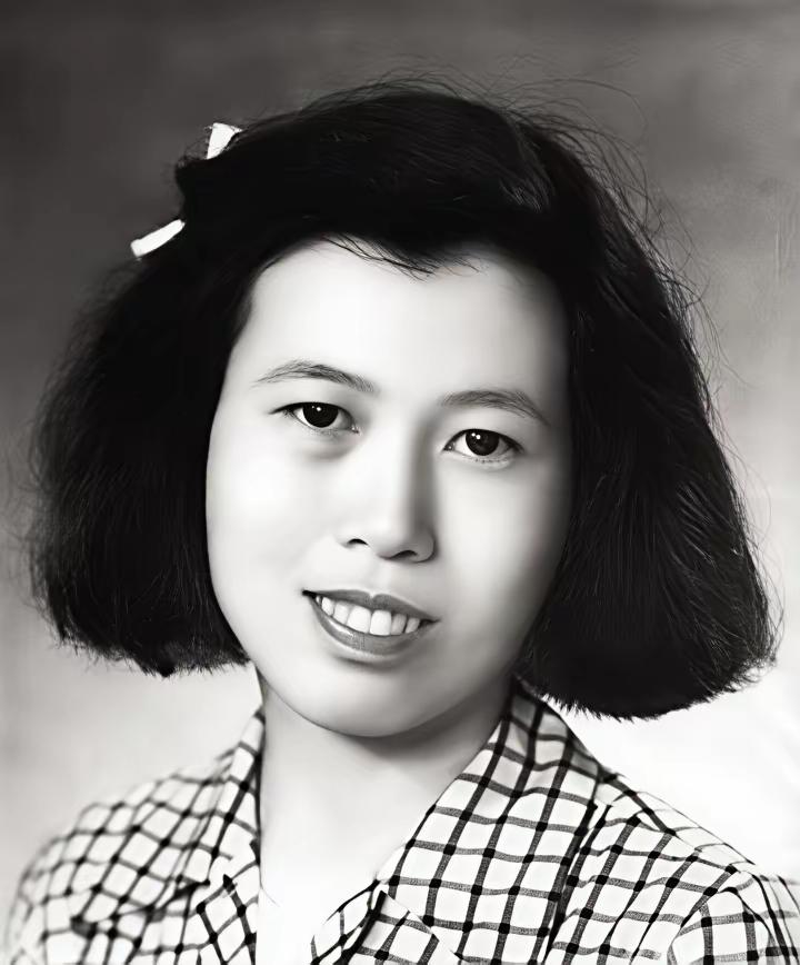 原来冯小刚母亲是早期的北漂！在单位当医生。上世纪50年代中期和冯小刚父亲结婚，生