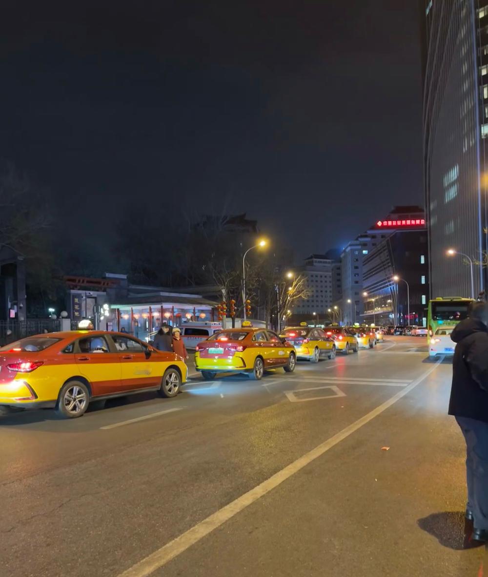 说出租车没人坐的，怕是没遇到过手机没电、没网的困境吧？上次出差大半夜，手机没电关