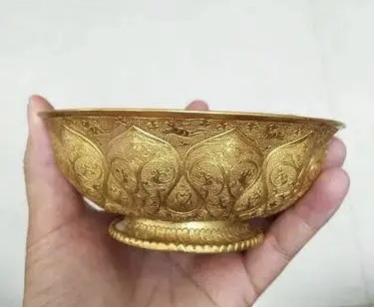 四川一男子挖茅坑，挖出一只宋代金碗，就在伸手去捡起来的时候，突然听到了“蛇”的叫