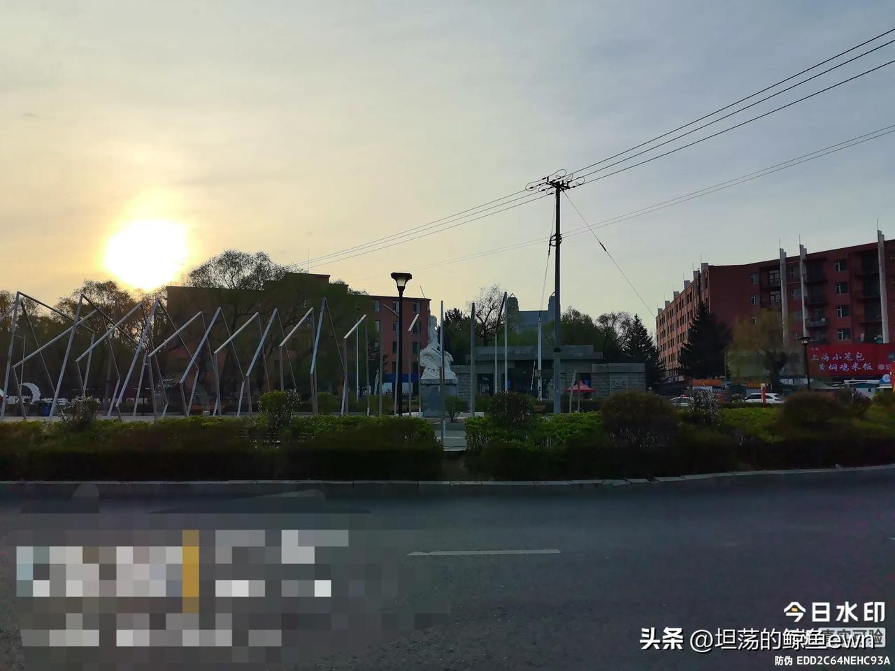 经过多年的观察，发现多层梯楼房邻居的避暑方式与新落成小区电梯房邻居的避暑方式是不