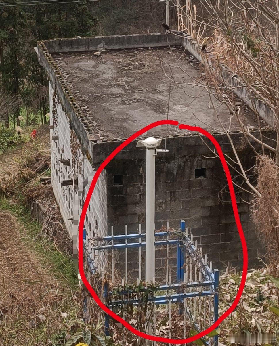 泥石流来临如何正确避险1.迅速撤离至安全地带，如果在户外，立即向远离沟谷的方向撤